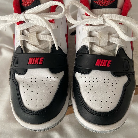 Nike Air Jordan Low Top Legacy 312 Sneaker Youth White/Black/Gym Red Size 13C - Picture 10 of 10